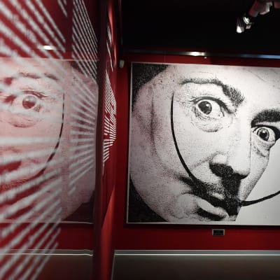 Taiteilija Salvador Dalí. Kuva Dalín veistosnäyttelystä Pietarista.