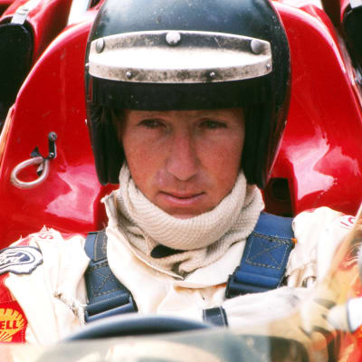 Jochen Rindt istuu F1-autossa. 