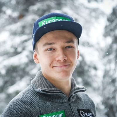 Eero Hirvonen hymyilee kameralle.