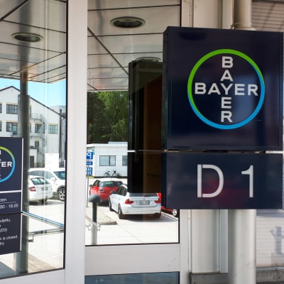 Ingången till Bayers läkemedelsfabrik i Åbo, vid ingången finns en skylt med texten Bayer D1.