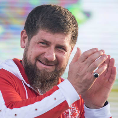 Ramzan Kadyrov klappar i händerna. 