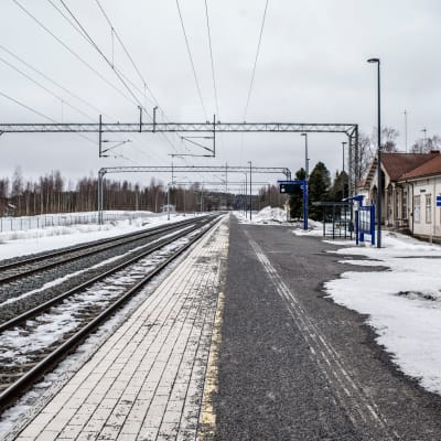 Raiteet Kannuksen rautatieaseman edustalla.