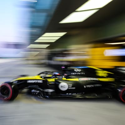 Fernando Alonson Renault lähikuvassa.