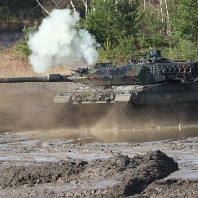 Stridstank av typen Leopard 2 avfyrar ett skott.