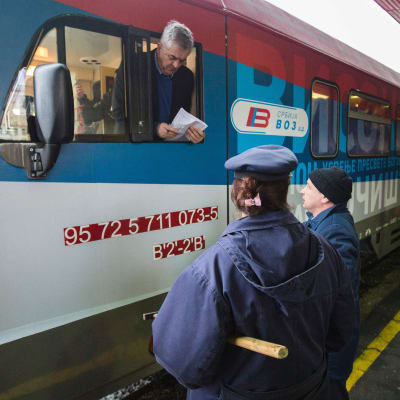 Ett tåg med serbiska nationalistiska slagord är klart att lämna stationen i Belgrad.