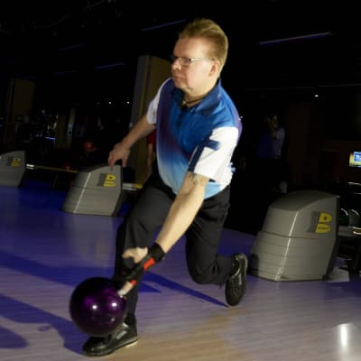 Kimmo Lehtonen kastar iväg ett bowlingklot.
