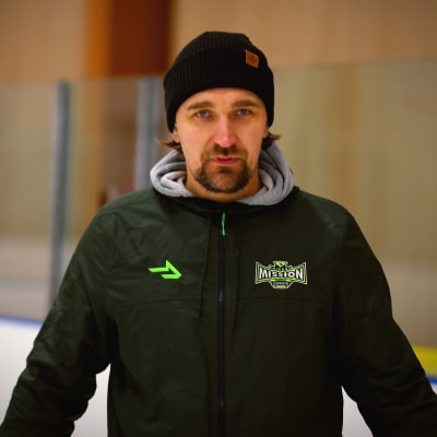 Janne Tuunanen åker skridskor i ishallen i Svedängen