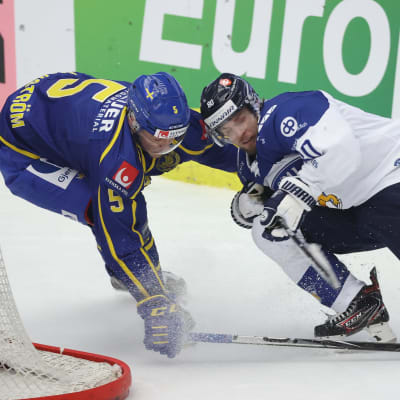 Teemu Turunen och Gustav Bäckström i närkamp.