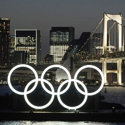 De olympiska ringarna lyser i Tokyonatten.