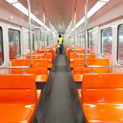 Peruskorjatun M100-sarjan metrojunan sisätilat näyttävät nyt tällaiselta.