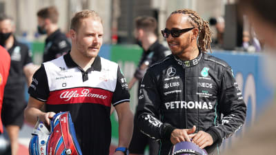 Valtteri Bottas och Lewis Hamilton talar med varandra.
