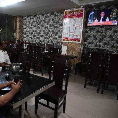 Män ser på Imran Khans tv-tal i en restaurang i Islamabad.
