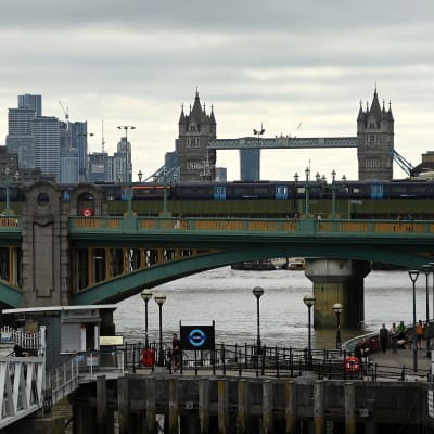 Lontoon Cityn pilvenpiirtäjiä ja Thamesjoen ylittäviä siltoja.