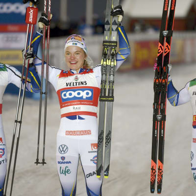 Maja Dahlqvist, Linn Svahn ja Jonna Sundling hiihtivät Ruotsille kolmoisvoiton maailmancupin avauksessa Rukalla marraskuussa. 