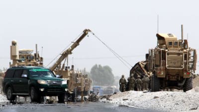 Militärkonvojer parkerade vid en väg i Afghanistan.