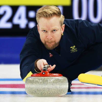 Niklas Edin för en curlingsten.