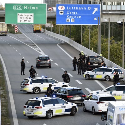 Den danska polisen har stängt av trafiken i riktning mot Sverige.