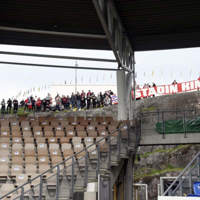 HIFK:n faneja stadionin ulkopuolella Veikkausliigan ottelussa