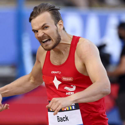 Erik Back löper i mål.