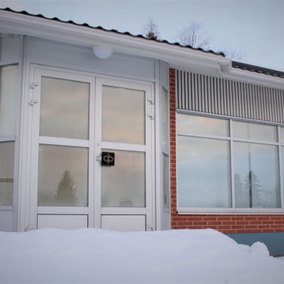 Lähes 800 pankkikonttoria sulki ovensa eri puolilla Suomea edellisen vuosikymmenen aikana. Lumi peitti entisen pankin portaat Pohjois-Savossa Lapinlahdella. 