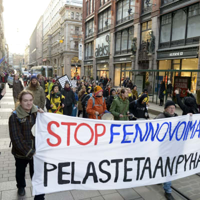 En demonstration mot kärnkraftsprojektet i Pyhäjoki hölls i Helsingfors den 11 mars.
