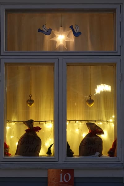 Juldekorationer i ett fönster i Gamla stan i Ekenäs.
