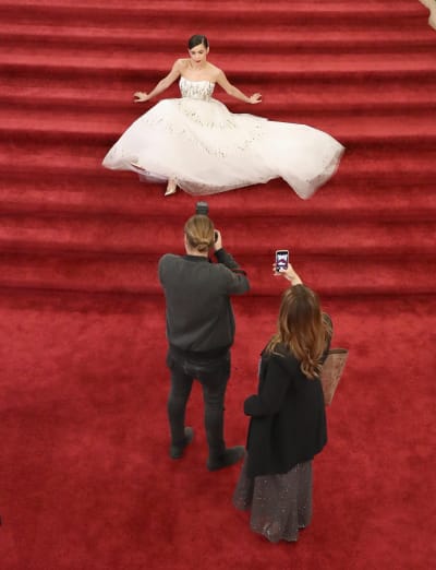 Sofia Carson anländer till Oscarsgalan 2017