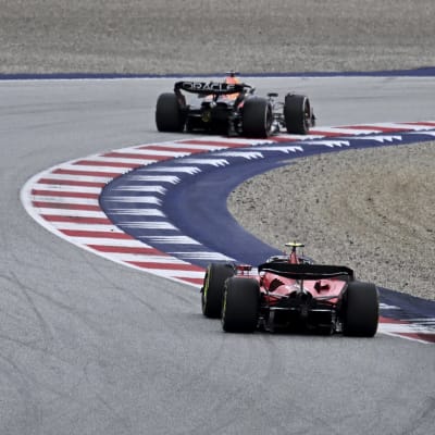 F1-bilar på banan i Österrike.