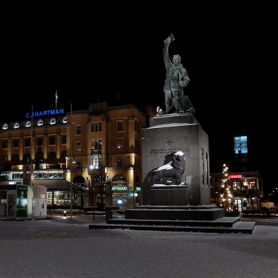 Frihetsstatyn i kvällsbelysning på torget en vinterkväll i Vasa. 