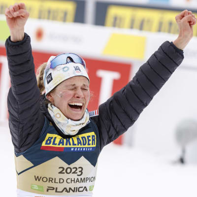 Jessie Diggins jublar.