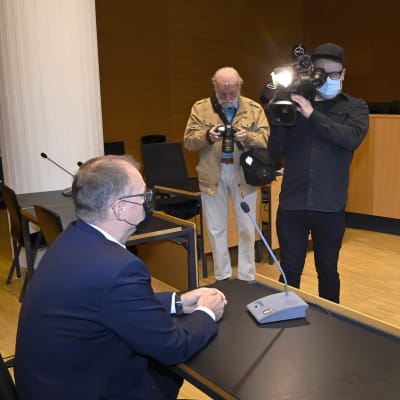 Riksdagsledamoten Juha Sipilä som målsägande i Helsingfors tingsrätt den 7 september 2021 då rätten behandlade ett åtal för misshandel av Sipilä i januari 2021.