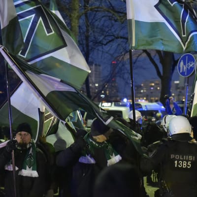 Nazistiska Nordiska motståndsrörelsen demonstrerar under Finlands självständighetsdag i december 2016. 