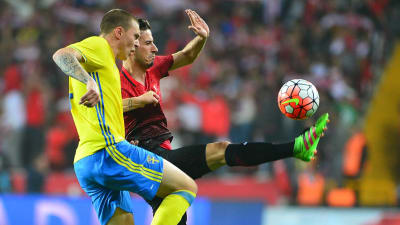 Victor Nilsson Lindelöf i duell med Turkiets Oğuzhan Özyakup i sin landslagsdebut.