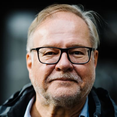 En närbild på en man med svarta glasögon. Mannen är Markku Pekurinen och han är fotograferad i Helsingfors den 9 september 2020.