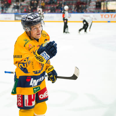 Ishockeyspelaren Janne Niskala firar mål.
