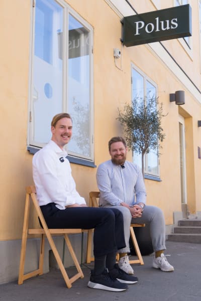 Urmakarna Eric Wikholm och Kari-Matti Ratsula utanför sitt lilla urmakeri i Helsingfors