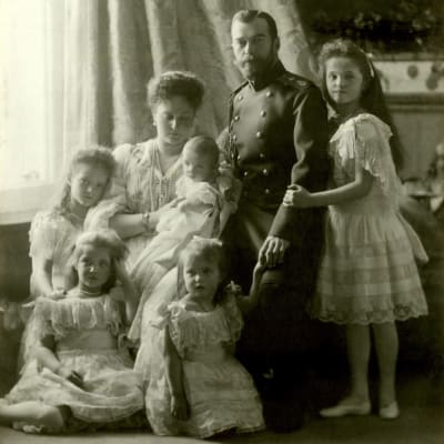 Tsar Nikolaj II med familj år 1904.