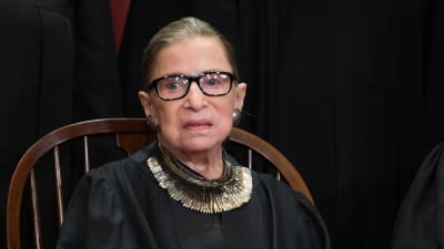 Ruth Bader Ginsburg sitter i domarkåpa, september 2018.