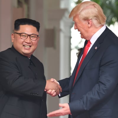 Kim Jong-Un och Donald Trump skakar hand.