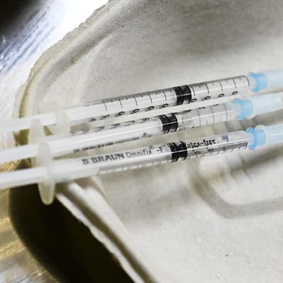 Pfizerin koronarokotteita pahviastiassa lähikuvassa. 