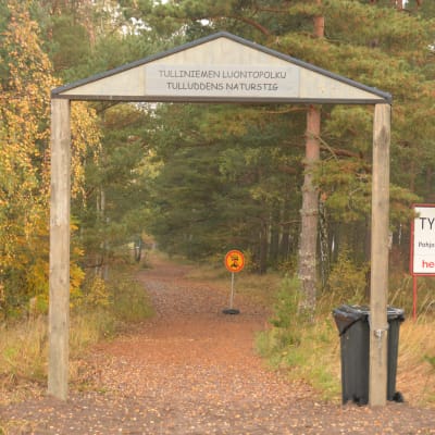 Port till Tulluddens naturskyddsområde i Hangö.