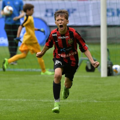 John Mellberg firar ett mål för Brommapojkarnas elvaåringar vid Gothia Cup 2017.