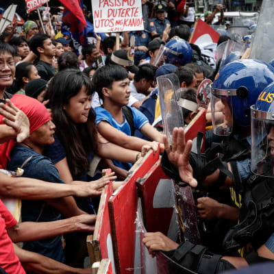Hundratals demonstranter drabbade samman med kravallpolis i Manila under protester mot Donald Trump och Asean