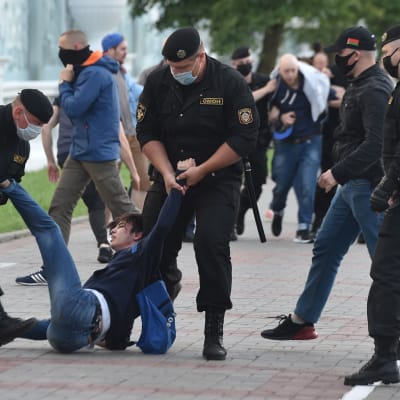 Fyra poliser griper en demonstrant