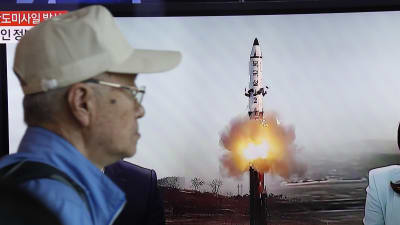 En sydkoreansk man tittar på en tv-sändning om det nordkoreanska missiltestet. 14.5.2017.