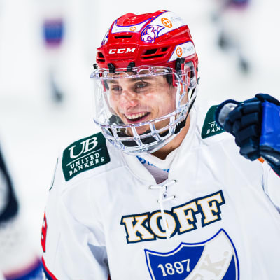 HIFK:s Tobias Winberg skrattar och jublar.