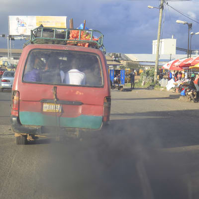 En dieseldriven paketbil i Liberia släpper med svarta avgasutsläpp