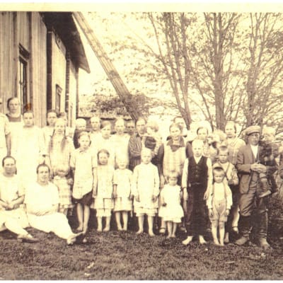 suomalainen perhe kotipihallaan 1940-luvulla