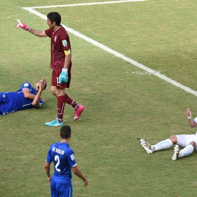 Suarez, Chiellini bitincident VM 2014