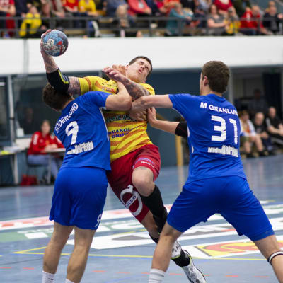 Dickens Filip Söderlund och Max Granlund försöker stoppa Nico Rönnberg i handbollsfinal nummer ett våren 2019.